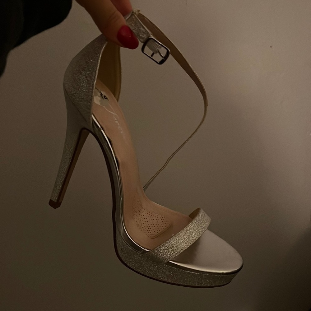 Perfect for prom, homecoming or even any formal event.Fun, sparkly, comfortable!